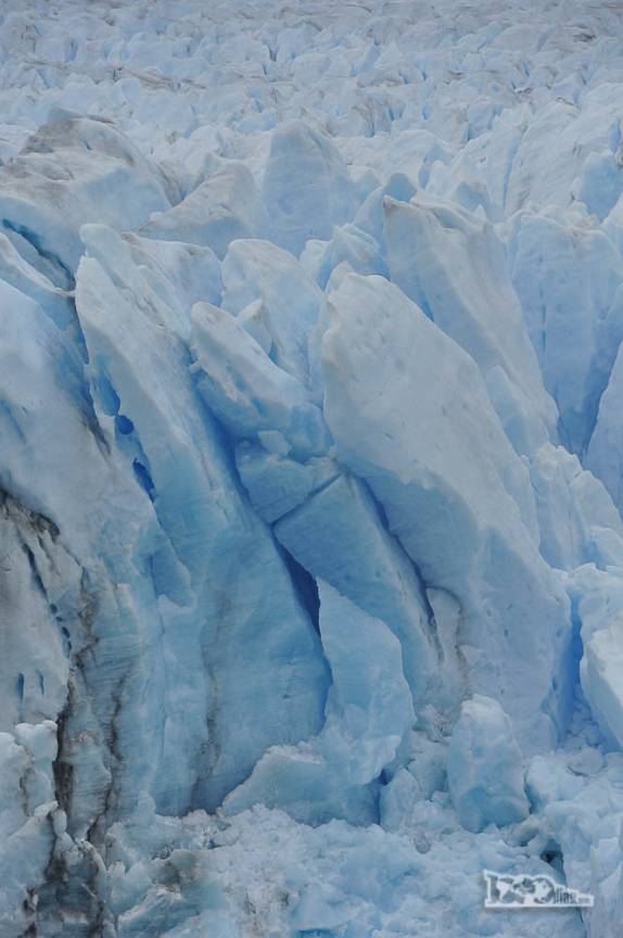 Torres de gelo torcem e se retorcem no glaciar Perito Moreno, no parque Nacional Los Glaciares, região de El Calafate, no sul da Argentina